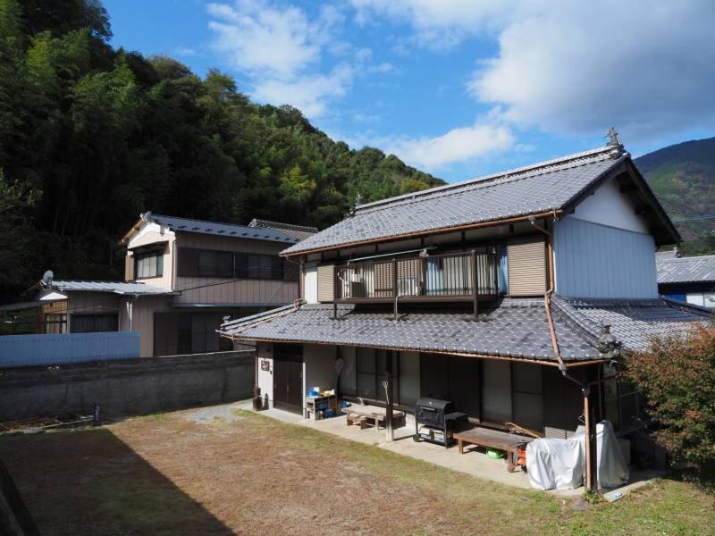 四国旅行のhub拠点 古民家ゲストハウス Heso Camp Mijoši Exteriér fotografie